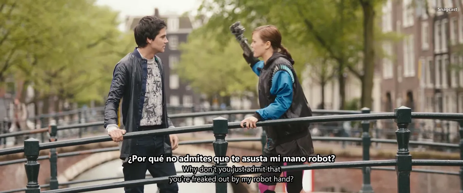 A frame of the saved clip, with the Spanish and English captions drawn into the picture.